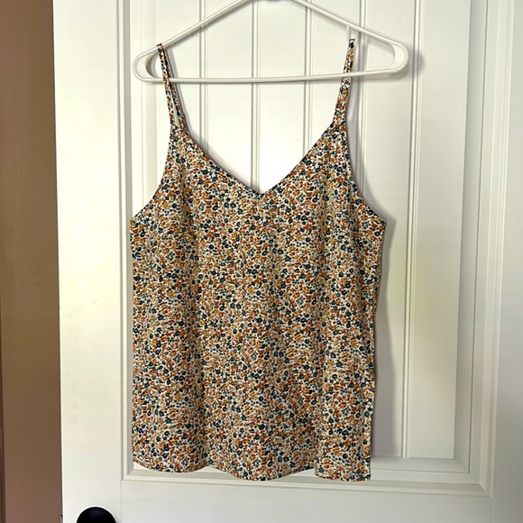 Cute flowered tank with lace and tie in back - Picture 1 of 4